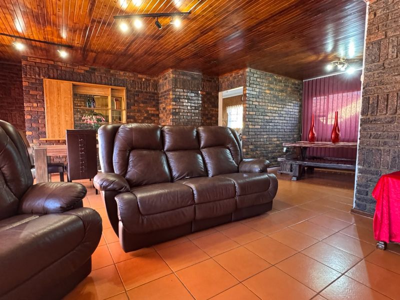 Exceptional family home in Three Rivers East. - Photo 4