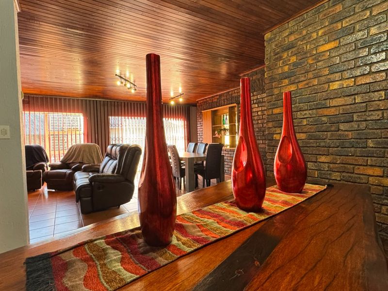 Exceptional family home in Three Rivers East. - Photo 3