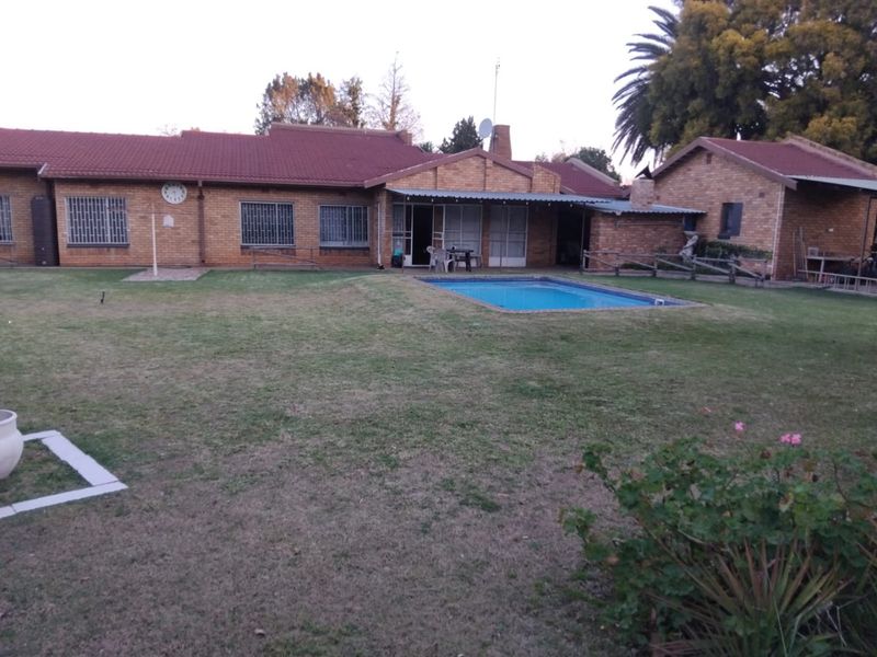 Family Home in Safe Lourenspark Oasis - Photo 1