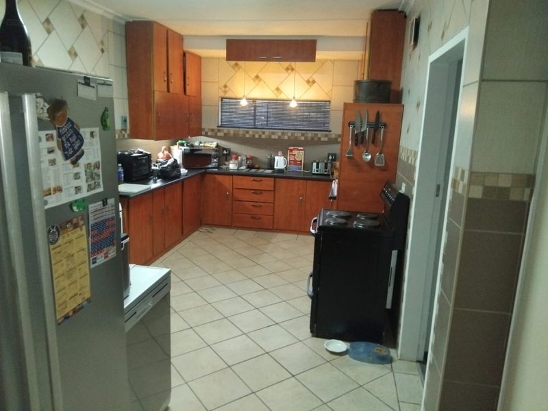 Family Home in Safe Lourenspark Oasis - Photo 9