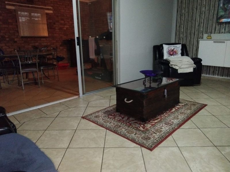 Family Home in Safe Lourenspark Oasis - Photo 5