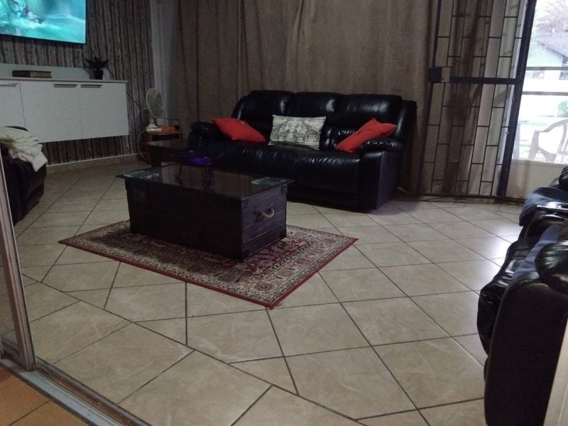 Family Home in Safe Lourenspark Oasis - Photo 4