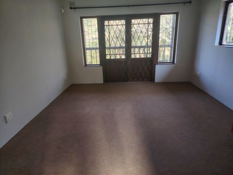 Spacious 3-Bedroom Family Home with Separate Flat & Stunning Views - Photo 9