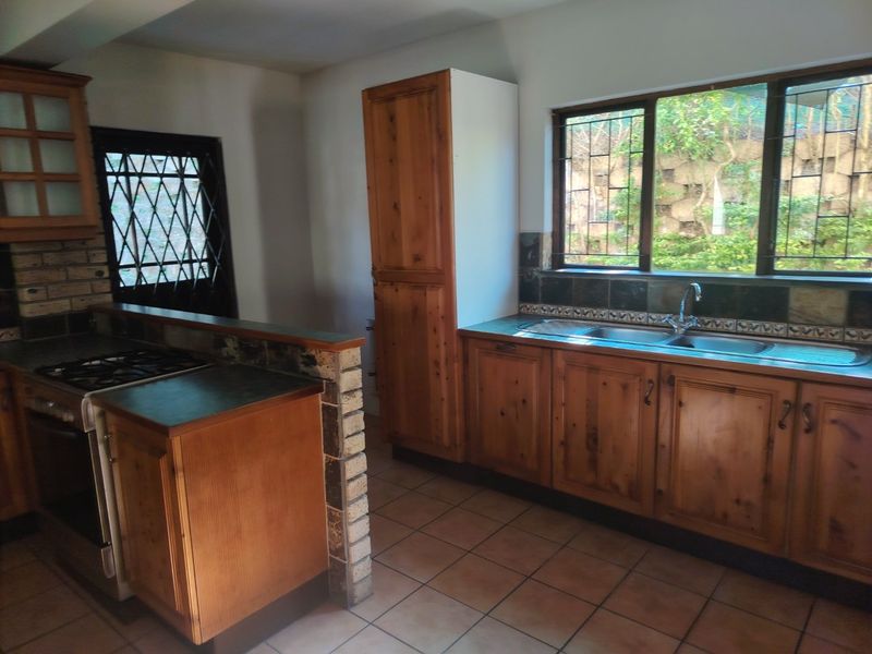 Spacious 3-Bedroom Family Home with Separate Flat & Stunning Views - Photo 6