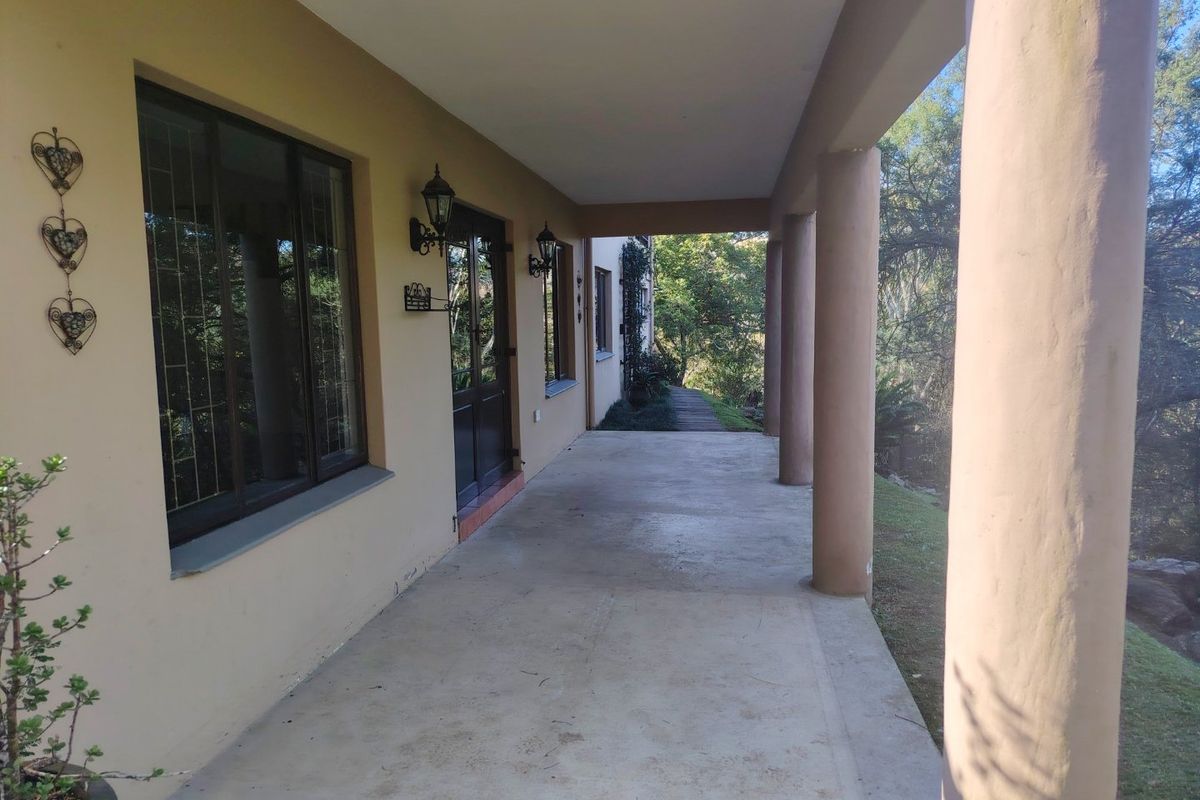 Spacious 3-Bedroom Family Home with Separate Flat & Stunning Views - Photo 4