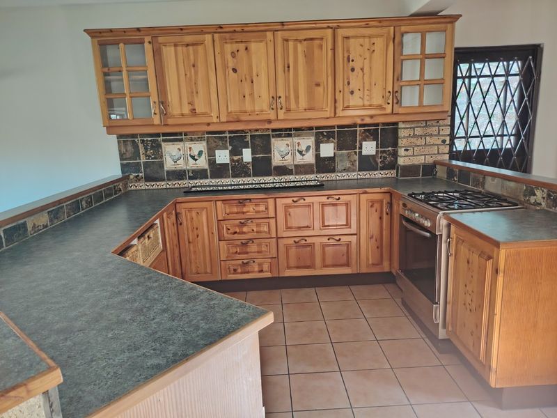 Spacious 3-Bedroom Family Home with Separate Flat & Stunning Views - Photo 5