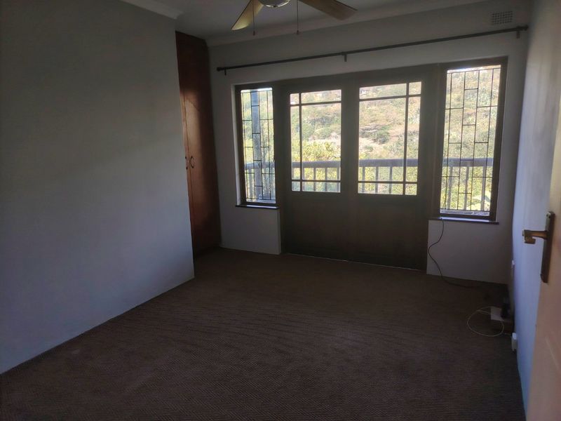 Spacious 3-Bedroom Family Home with Separate Flat & Stunning Views - Photo 10