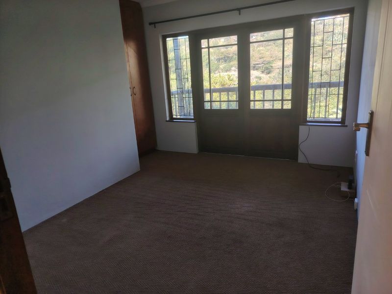 Spacious 3-Bedroom Family Home with Separate Flat & Stunning Views - Photo 8