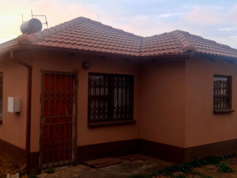 3 BEDROOM HOUSE  - Photo 1