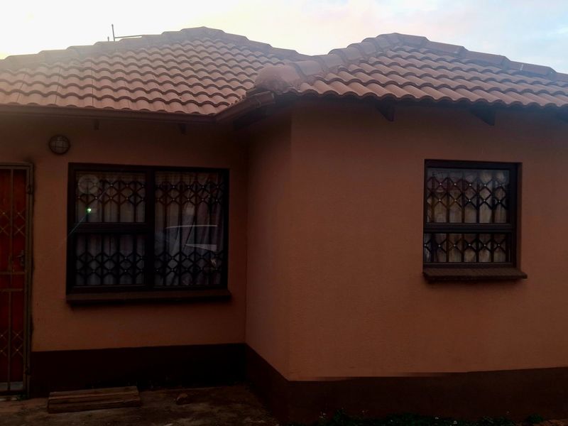 3 BEDROOM HOUSE  - Photo 2