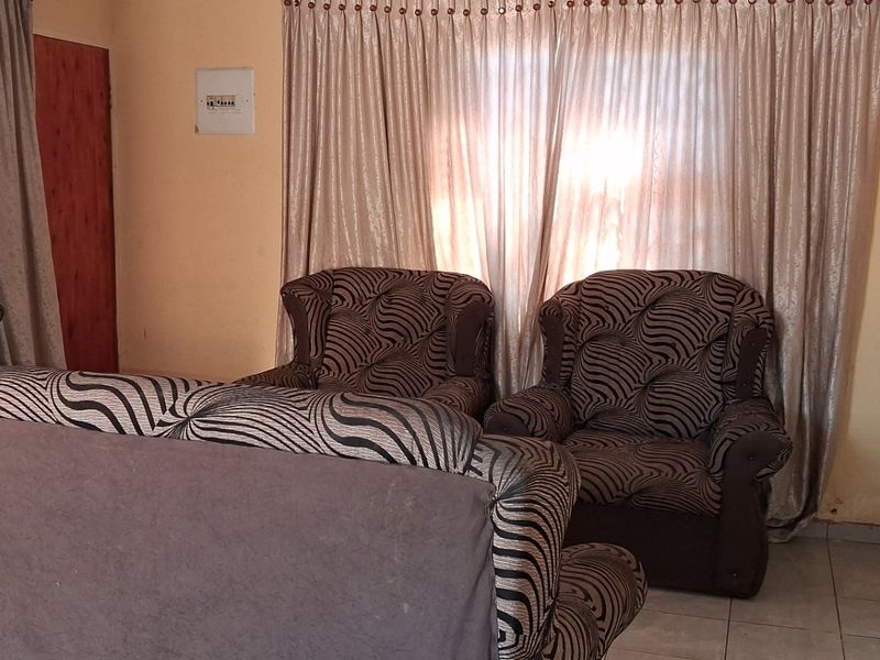 3 BEDROOM HOUSE  - Photo 2