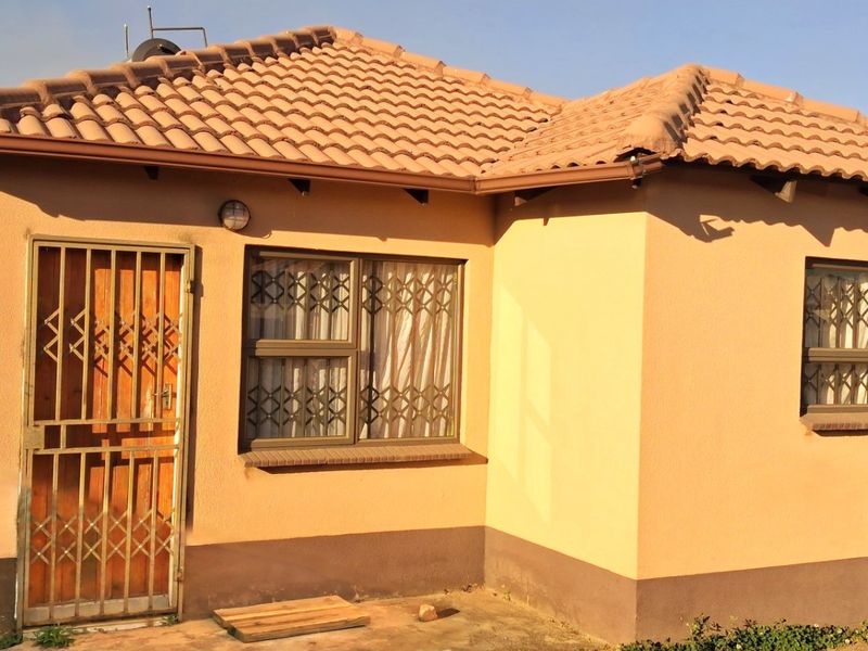 3 BEDROOM HOUSE  - Photo 1