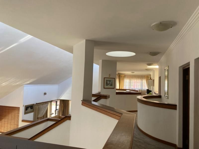 Elegant Triple-Storey Family Residence in Prestigious Claudius - Photo 3