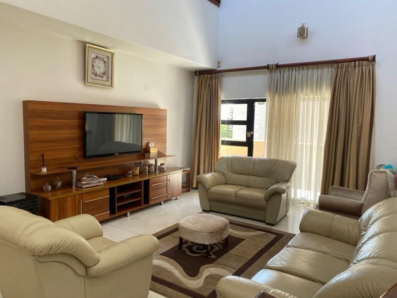 Elegant Triple-Storey Family Residence in Prestigious Claudius - Photo 4