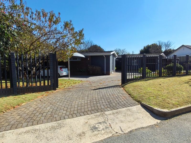 Charming Noordheuwel family home with pool-ready vibe - Photo 2