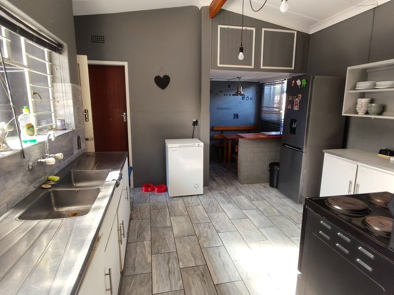 Charming Noordheuwel family home with pool-ready vibe - Photo 9