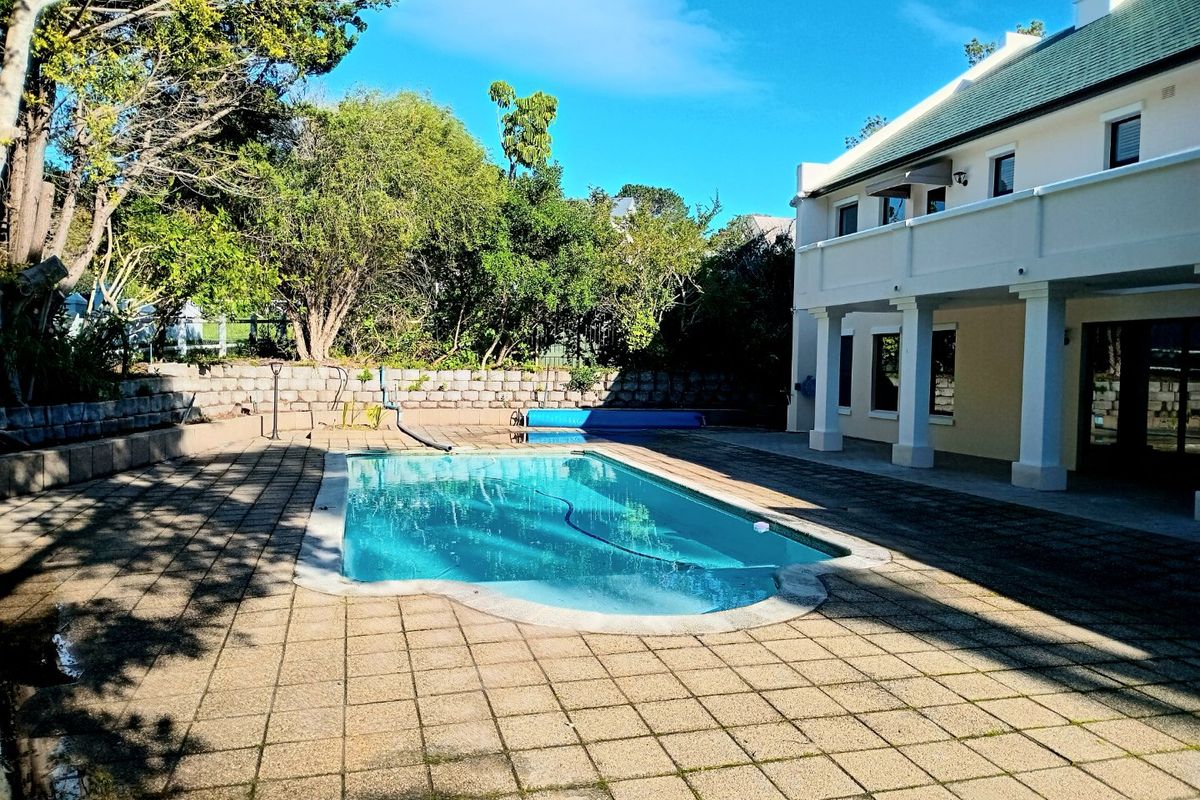 Elegant 5 Bedroom Home in Belvedere Estate with Pool and Lake Access - Photo 5