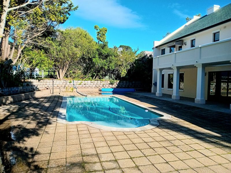 Elegant 5 Bedroom Home in Belvedere Estate with Pool and Lake Access - Photo 5