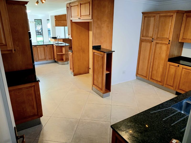 Elegant 5 Bedroom Home in Belvedere Estate with Pool and Lake Access - Photo 8