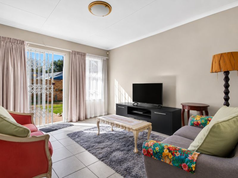 Charming 2 Bedroom Townhouse with Private Garden in La Montagne - Photo 3