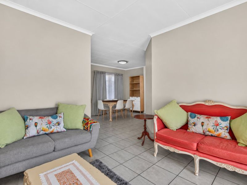 Charming 2 Bedroom Townhouse with Private Garden in La Montagne - Photo 8
