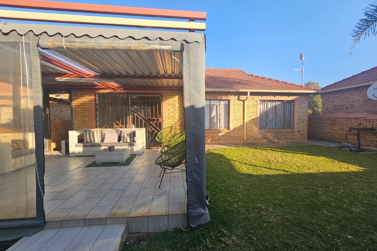 3 Bedroom 2 Bathroom Townhouse To Let in Heuwelsig - Photo 5