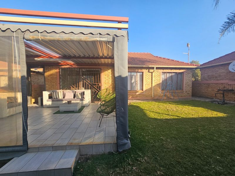 3 Bedroom 2 Bathroom Townhouse To Let in Heuwelsig - Photo 5