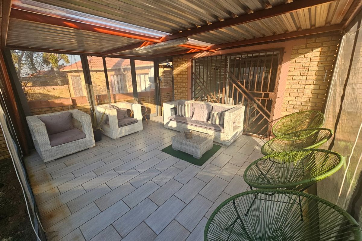 3 Bedroom 2 Bathroom Townhouse To Let in Heuwelsig - Photo 2