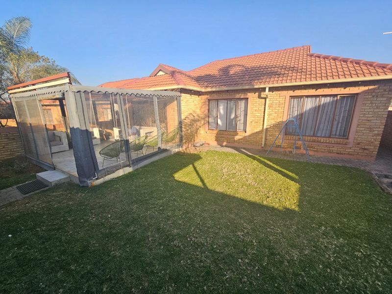 3 Bedroom 2 Bathroom Townhouse To Let in Heuwelsig - Photo 1
