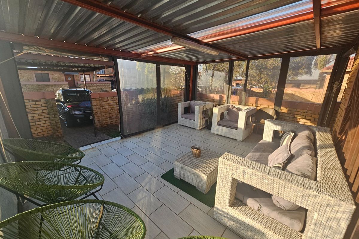 3 Bedroom 2 Bathroom Townhouse To Let in Heuwelsig - Photo 3