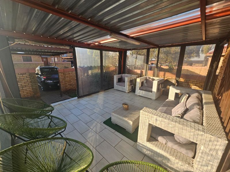 3 Bedroom 2 Bathroom Townhouse To Let in Heuwelsig - Photo 3