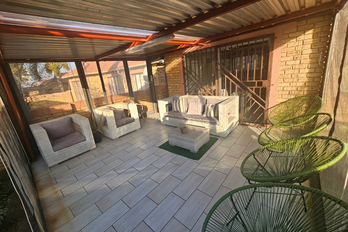 3 Bedroom 2 Bathroom Townhouse To Let in Heuwelsig - Photo 4