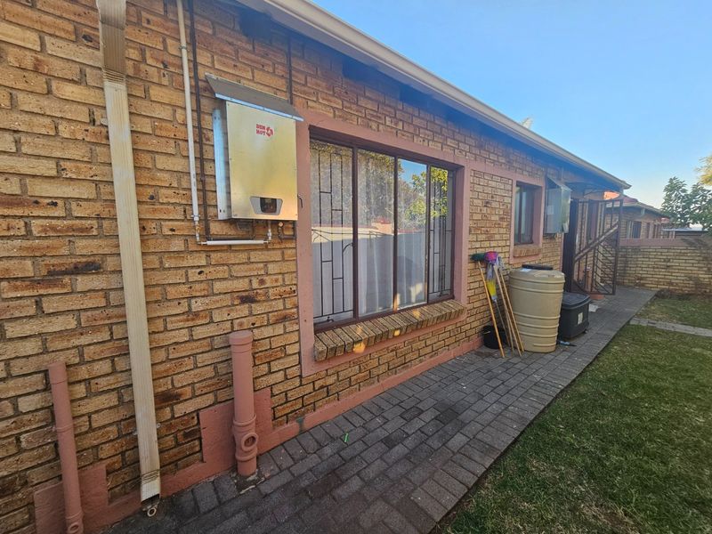 3 Bedroom 2 Bathroom Townhouse To Let in Heuwelsig - Photo 7