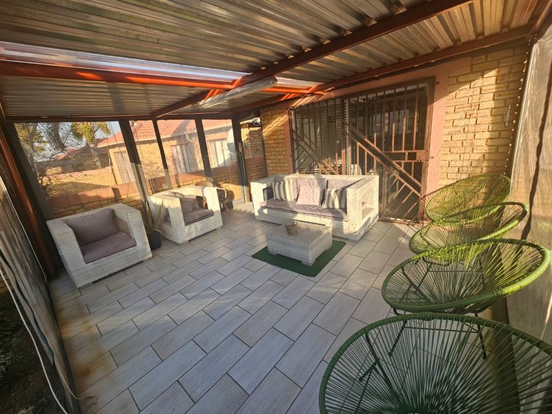 3 Bedroom 2 Bathroom Townhouse To Let in Heuwelsig - Photo 4