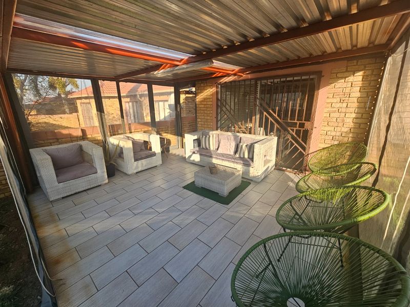 3 Bedroom 2 Bathroom Townhouse To Let in Heuwelsig - Photo 2