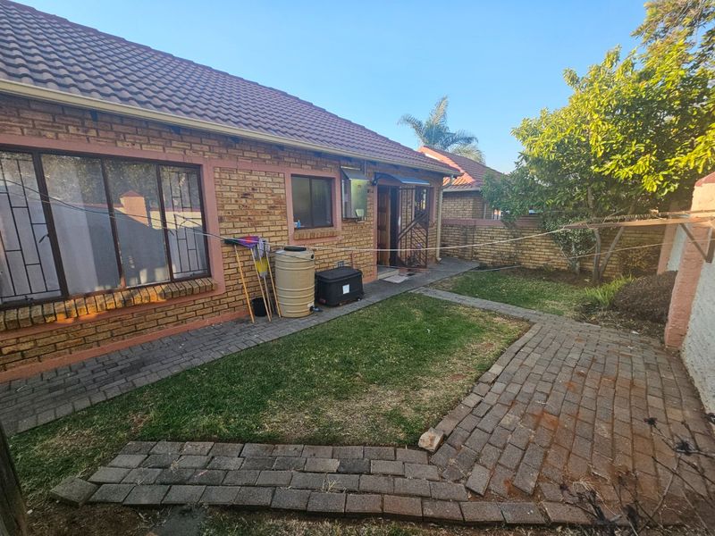 3 Bedroom 2 Bathroom Townhouse To Let in Heuwelsig - Photo 8