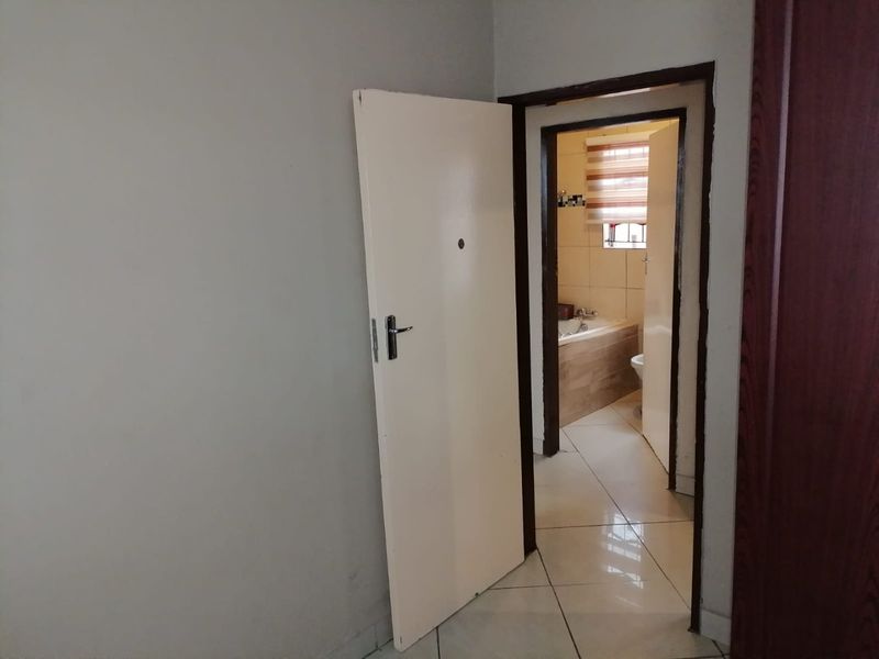 Spacious 3-Bedroom Family Home in KaMagugu - Photo 3