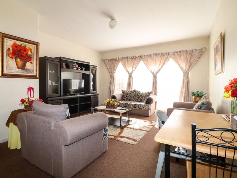 TWO BEDROOM, GROUND FLOOR APARTMENT - Photo 4