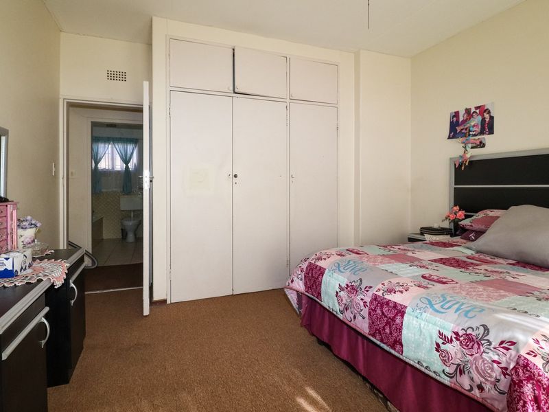 TWO BEDROOM, GROUND FLOOR APARTMENT - Photo 10