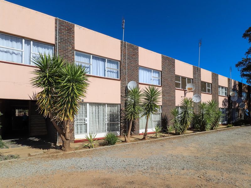 TWO BEDROOM, GROUND FLOOR APARTMENT - Photo 1