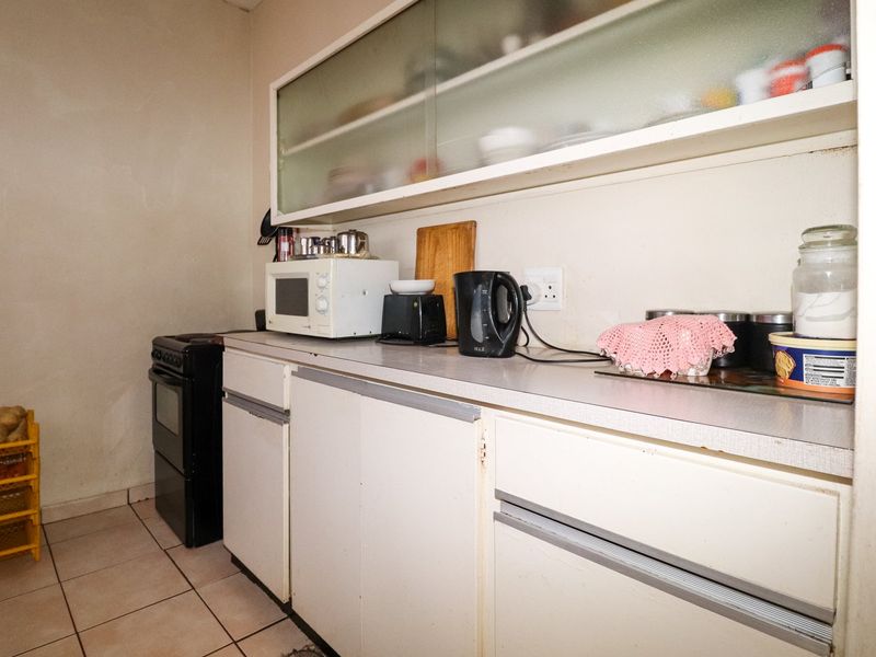 TWO BEDROOM, GROUND FLOOR APARTMENT - Photo 8