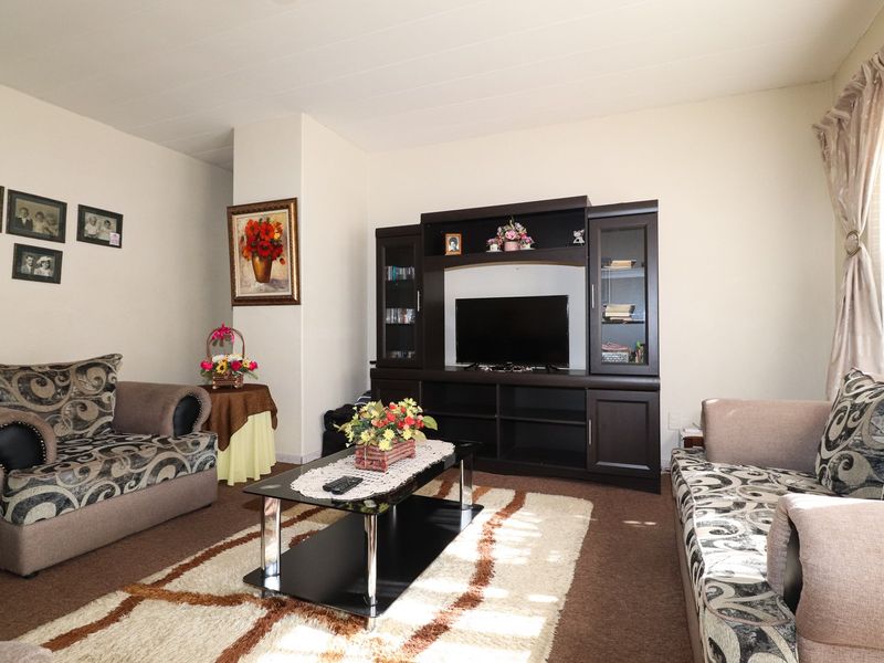 TWO BEDROOM, GROUND FLOOR APARTMENT - Photo 6