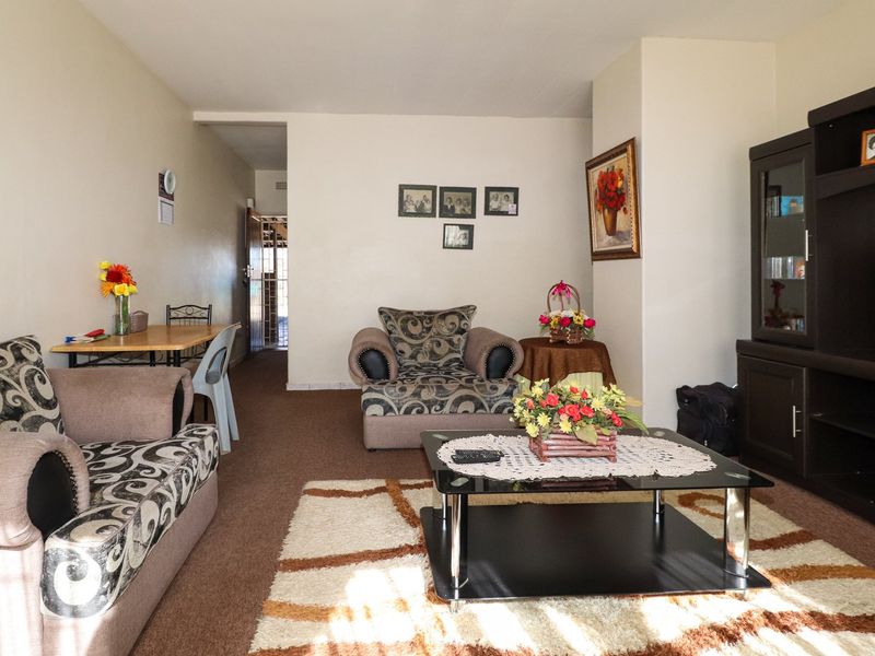 TWO BEDROOM, GROUND FLOOR APARTMENT - Photo 5