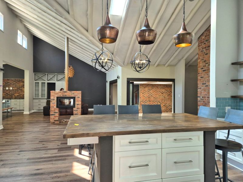 Rare Single-Level Luxury Living on the Fairway | Woodhill Golf Estate - Photo 2