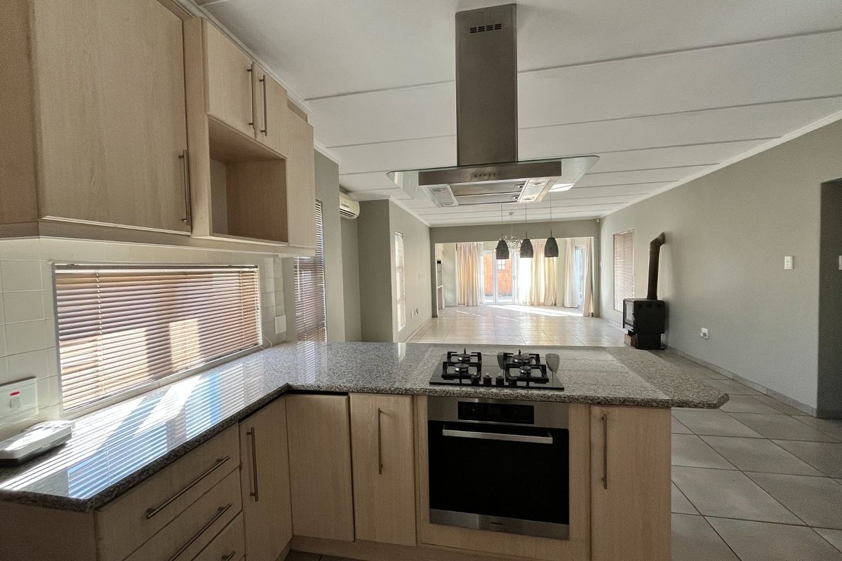 Riverspray Living: Spacious family home with warm flow - Photo 5