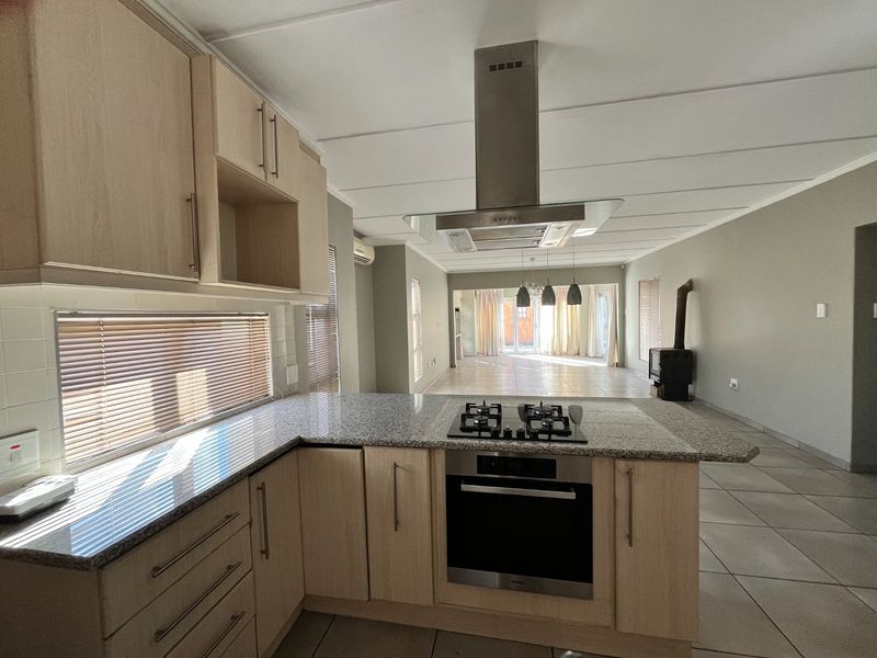 Riverspray Living: Spacious family home with warm flow - Photo 5