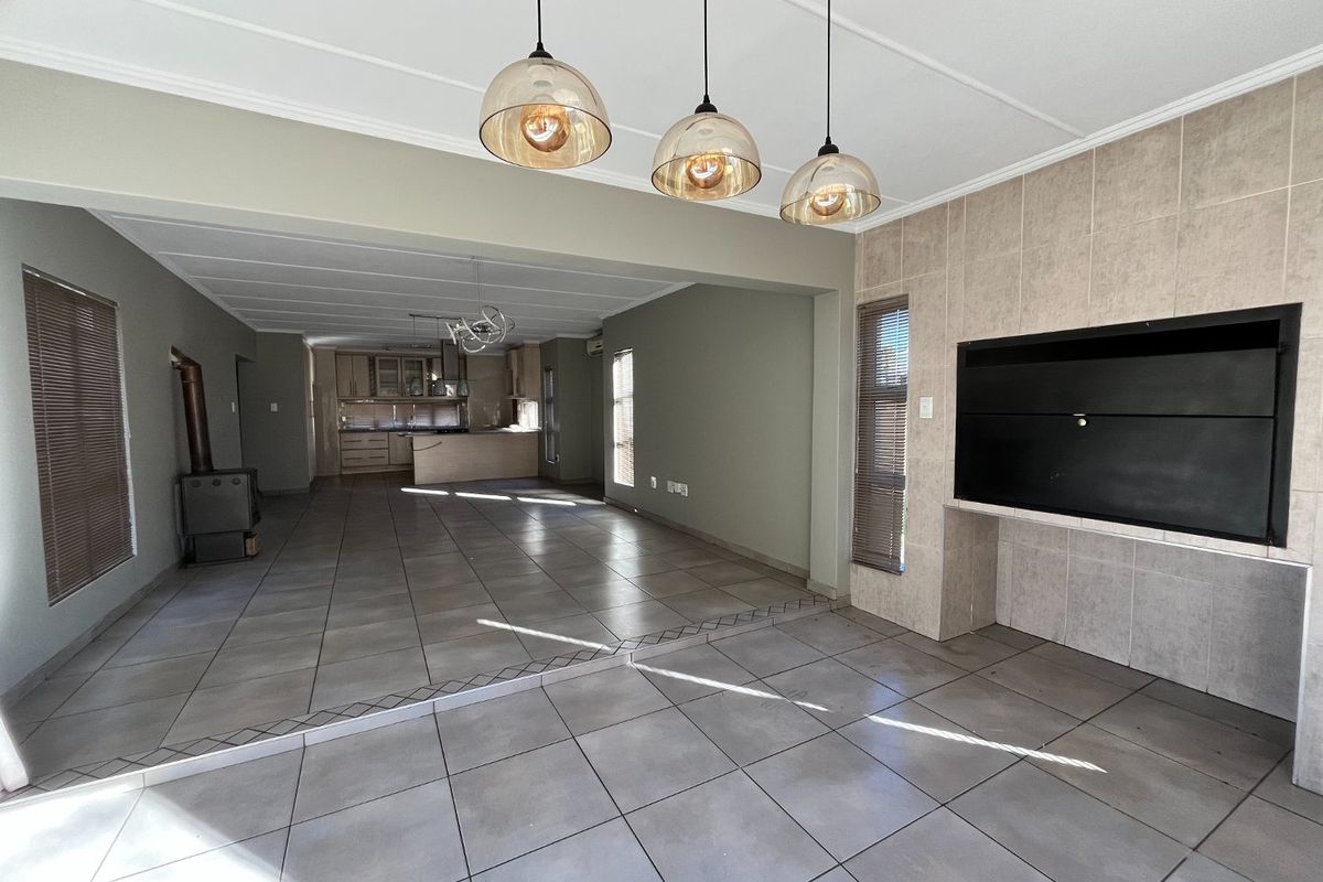 Riverspray Living: Spacious family home with warm flow - Photo 2