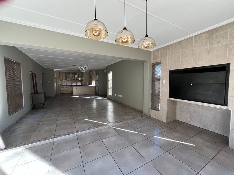 Riverspray Living: Spacious family home with warm flow - Photo 2