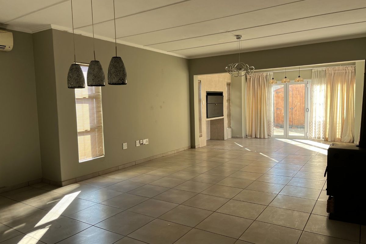 Riverspray Living: Spacious family home with warm flow - Photo 4