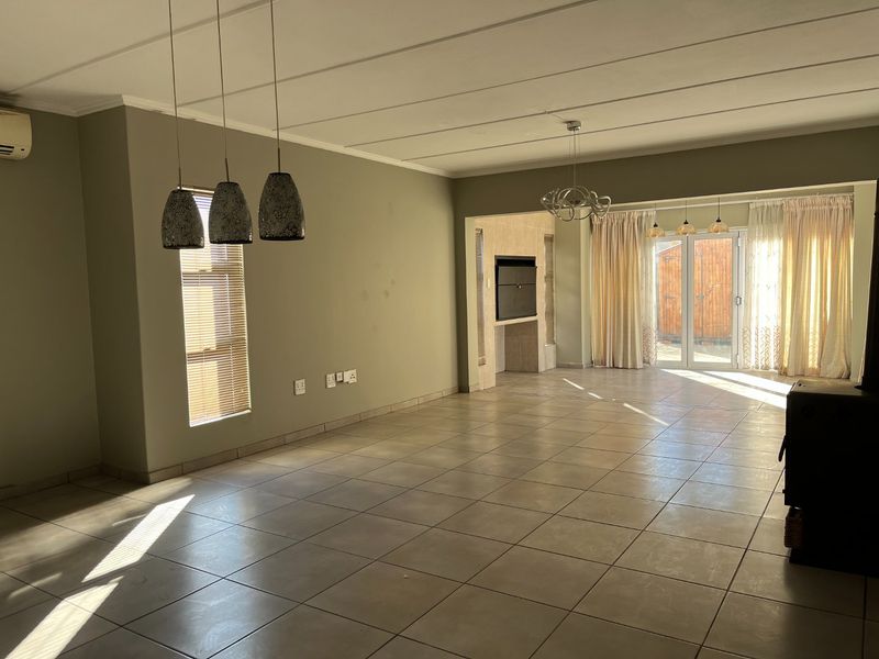 Riverspray Living: Spacious family home with warm flow - Photo 4